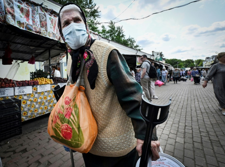 Une femme âgée mfait ses courses dans un marché à Moscou, le 10 juin 2025 ( AFP / Alexander NEMENOV )