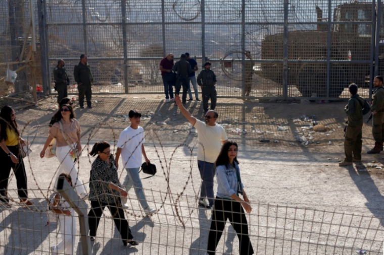 Des druzes syriens traversent la barrière frontalière avec Israël, près de Majdal Shams, sur le plateau syrien du Golan annexé par Israël, le 17 juillet 2025 ( AFP / Jalaa MAREY )