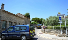 Des gendarmes bouclent un périmètre à Goult, dans le Vaucluse, où deux personnes sont mortes et trois autres gravement blessées après des tirs lors d'un mariage, le 22 juin 2025  ( AFP / Gabriel BOUYS )