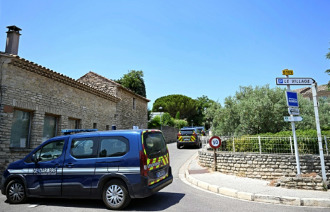 Des gendarmes bouclent un périmètre à Goult, dans le Vaucluse, où deux personnes sont mortes et trois autres gravement blessées après des tirs lors d'un mariage, le 22 juin 2025  ( AFP / Gabriel BOUYS )