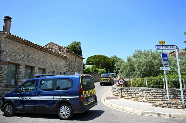 Des gendarmes bouclent un périmètre à Goult, dans le Vaucluse, où deux personnes sont mortes et trois autres gravement blessées après des tirs lors d'un mariage, le 22 juin 2025 ( AFP / Gabriel BOUYS )