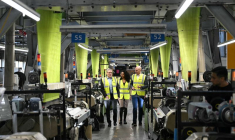 Le Premier ministre britannique Keir Starmer visite un atelier d'usine dans un site du West Yorkshire