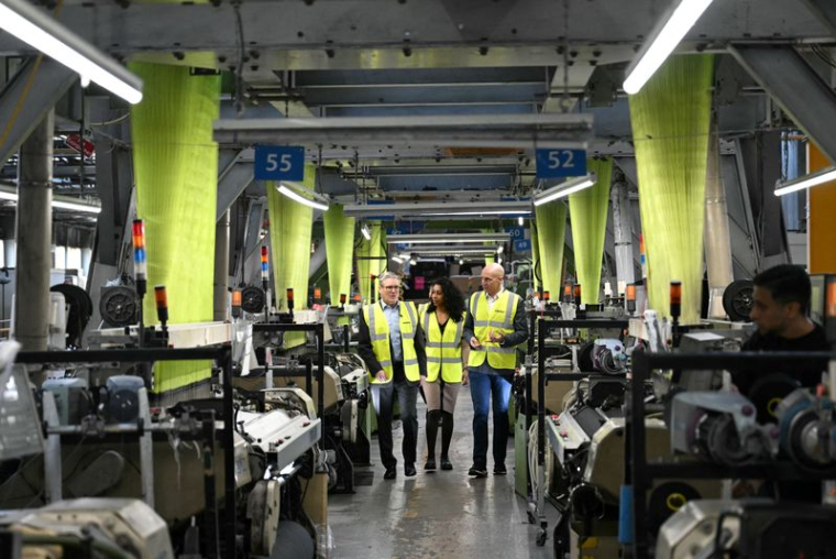 Le Premier ministre britannique Keir Starmer visite un atelier d'usine dans un site du West Yorkshire