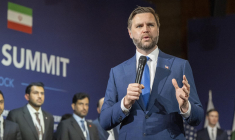 Le vice-président américain JD Vance prononce un discours lors d’une réunion entre les États-Unis, l’Iran, le Pakistan et le Qatar, au complexe hôtelier de luxe du Bürgenstock en Suisse, le 21 juin 2026. ( POOL / URS FLUEELER )
