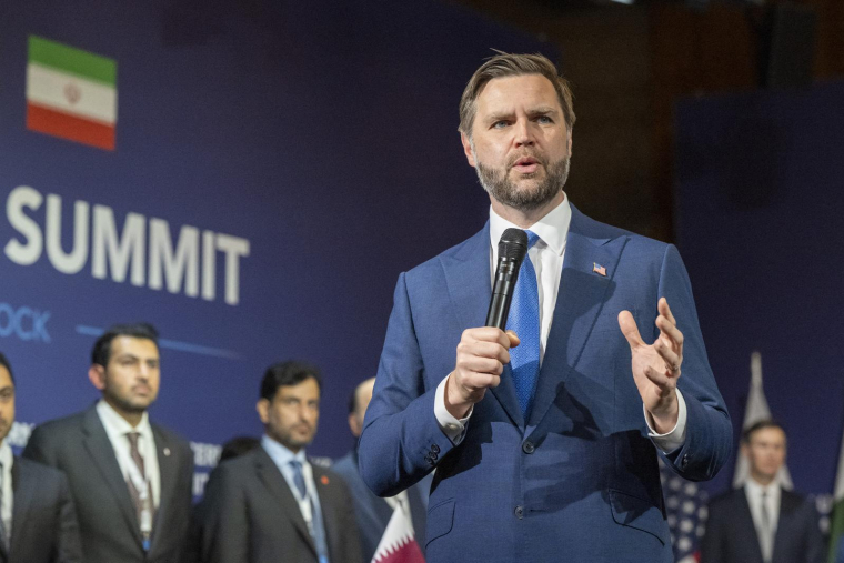 Le vice-président américain JD Vance prononce un discours lors d’une réunion entre les États-Unis, l’Iran, le Pakistan et le Qatar, au complexe hôtelier de luxe du Bürgenstock en Suisse, le 21 juin 2026. ( POOL / URS FLUEELER )