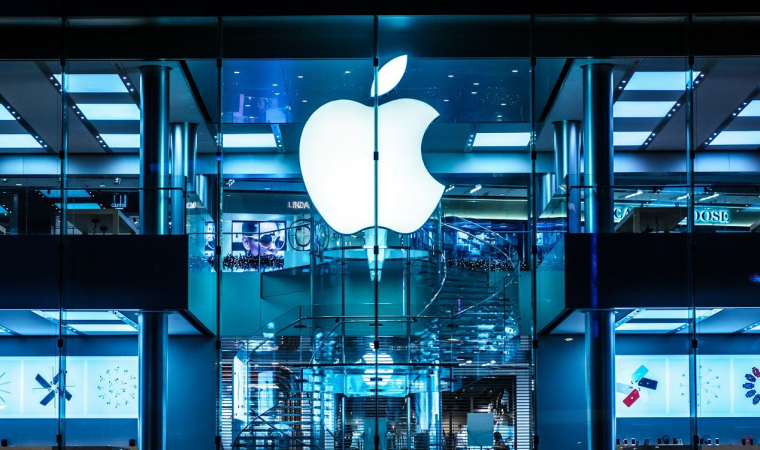 Le logo Apple sur un des stores du groupe. (crédit photo : Adobe Stock /  )