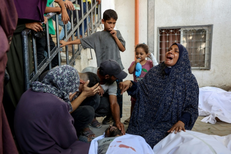Des Palestiniens pleurent devant les corps de proches tués lors d'une frappe israélienne sur une tente dans la ville de Gaza, le 30 août 2025, à l'hôpital Al-Chifa ( AFP / Omar AL-QATTAA )