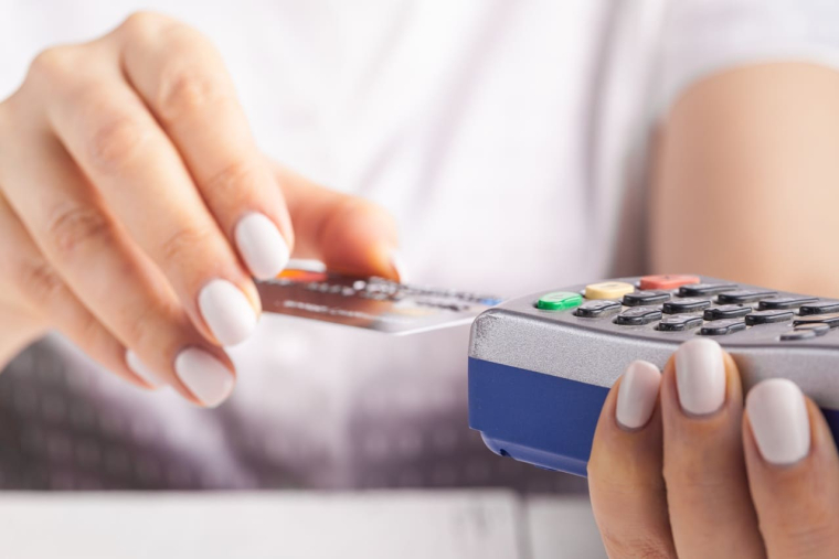 En cas d'oubli de votre carte bancaire &agrave; la caisse d'un magasin, ayez ces bons r&eacute;flexes ! (Visuel Cr&eacute;dit Adobe Stock)