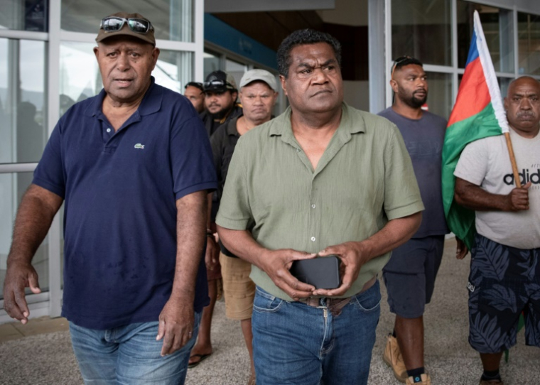 Christian Tein quitte l'aéroport de Nouméa-La Tontouta, le 4 décembre 2025 ( AFP / Delphine MAYEUR )