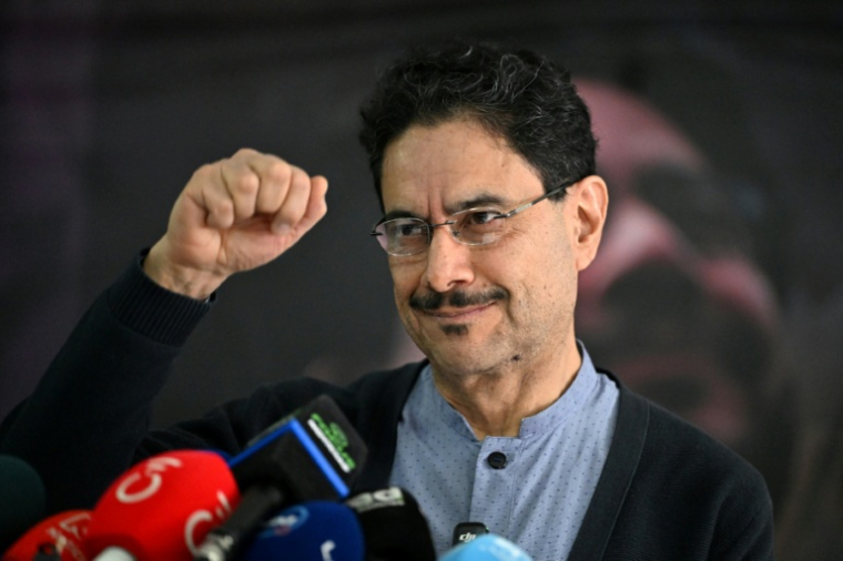 Le candidat à la présidence de la Colombie pour le parti Pacto Historico, Ivan Cepeda, lève son poing fermé lors d'une conférence de presse à Bogota, le 1er juin 2026, au lendemain du premier tour de la présidentielle ( AFP / Luis ACOSTA )