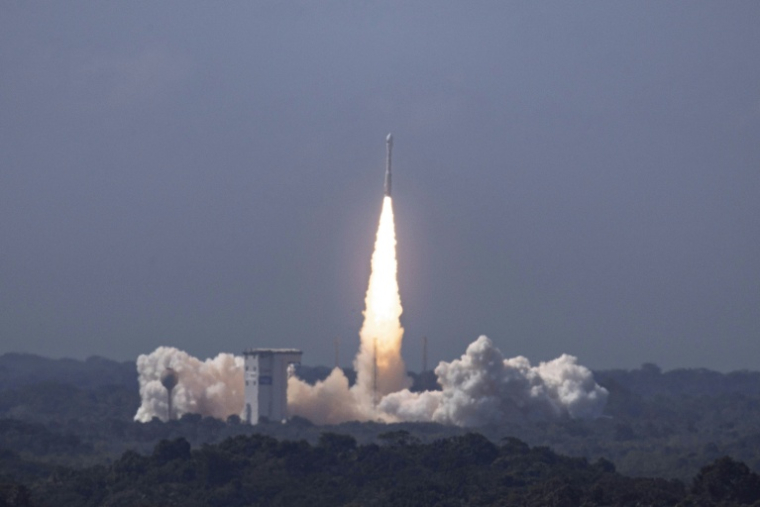 La fusée Vega-C de l'Agence spatiale européenne (ESA), transportant le satellite sud-coréen Kompsat-7, décolle du Centre spatial de Kourou, le 1er décembre 2025 en Guyane ( AFP / Ronan LIETAR )