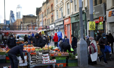 Photo d'archives de personnes sur un marché dans l'est de Londres
