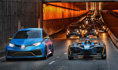 Le concept ZOE e-Sport (à gauche sur la photo) et la Formule E e.dams sont la vitrine de l'effort de recherche réalisé par Renault dans les véhicules électriques. (© E. Vargiolu / DPPI)