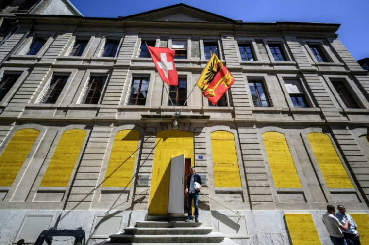 Un bâtiment administratif protégé par des plaques de bois aggloméré, le 11 juin 2026 à Genève, en Suisse, avant les manifestations en marge du sommet du G7 à Evian ( AFP / Fabrice COFFRINI )