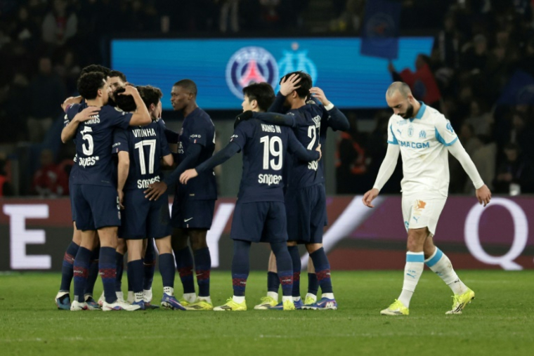 Les joueurs du PSG exultent après la correction 5-0 infligée à l'OM au Parc des Princes, le 8 février 2026  ( AFP / STEPHANE DE SAKUTIN )