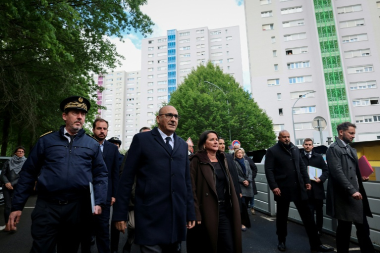 Le ministre de l'Intérieur, Laurent Nuñez (2e g), le préfet de la région Pays de la Loire, Fabrice Rigoulet-Roze (g), et la maire de Nantes, Johanna Rolland (c), arrivent dans le quartier de Port-Boyer au lendemain d'une fusillade qui a tué un adolescent de 15 ans, le 15 mai 2026 à Nantes ( AFP / FRED TANNEAU )