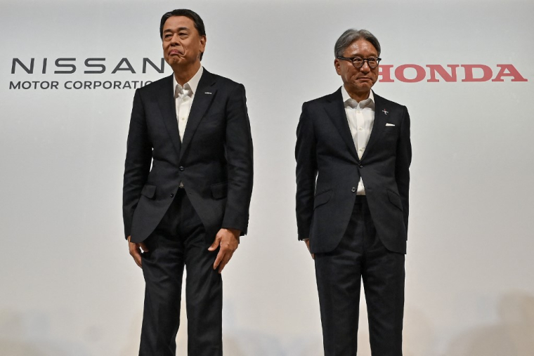 Le président de Nissan, Makoto Uchida et le président de Honda, Toshihiro Mibe à Tokyo, au Japon, le 1er août 2024. ( AFP / RICHARD A. BROOKS )