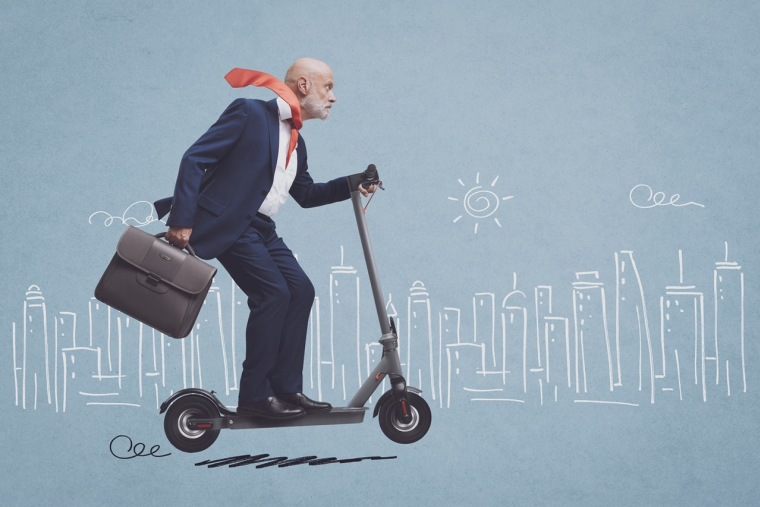 Etes-vous sûr de bien respecter toutes les règles quand vous circulez avec votre trottinette électrique ? (Crédits: Adobe Stock)