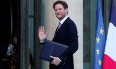 Le ministre français des Transports Clément Beaune arrive à la réunion hebdomadaire du cabinet