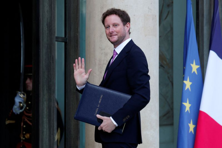 Le ministre français des Transports Clément Beaune arrive à la réunion hebdomadaire du cabinet