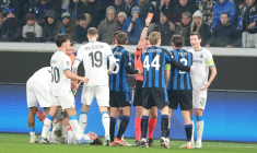 Rafael Tolói pète littéralement un câble