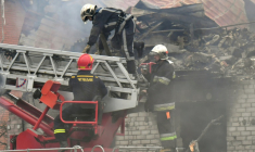Des pompiers interviennent sur un incendie dans des maisons endommagées par une frappe russe dans la région de Kiev, le 25 mai 2025 en Ukraine ( AFP / Sergei SUPINSKY )