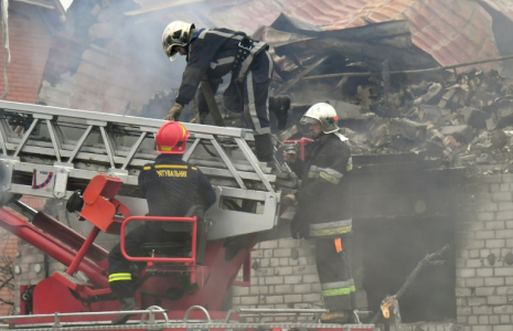 Des pompiers interviennent sur un incendie dans des maisons endommagées par une frappe russe dans la région de Kiev, le 25 mai 2025 en Ukraine ( AFP / Sergei SUPINSKY )