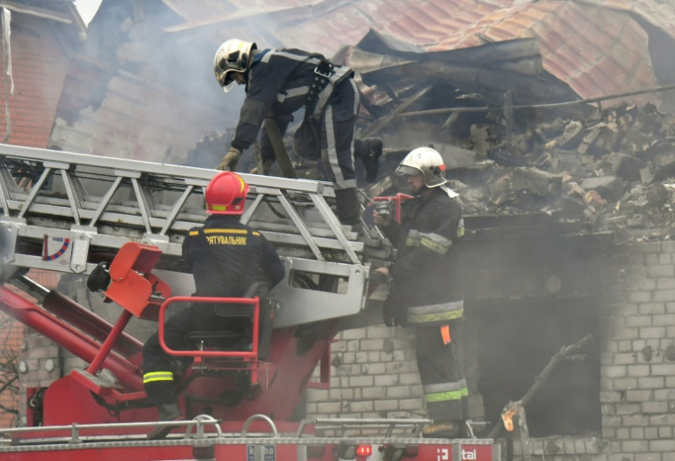 Des pompiers interviennent sur un incendie dans des maisons endommagées par une frappe russe dans la région de Kiev, le 25 mai 2025 en Ukraine ( AFP / Sergei SUPINSKY )
