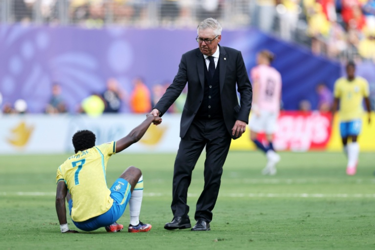 Le sélectionneur italien du Brésil Carlo Ancelotti relève Vinicius Junior à l'issue de leur défaite devant la Norvège à East Rutherford, le 5 juillet 2026 dans le New Jersey ( Getty / Buda Mendes )