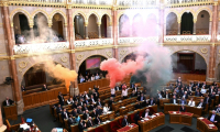 Des membres de l'opposition diffusent des fumigènes au parlement hongrois à Budapest le 18 mars 2025, où la majorité a adopté une loi pour bannir la Marche des fiertés ( AFP / Attila KISBENEDEK )