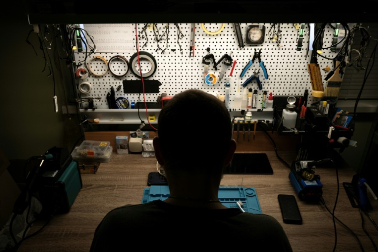Un soldat ukrainien du bataillon de drones du 225e régiment d'assaut séparé travaille dans un atelier tenu secret, le 12 juin 2025 ( AFP / Florent VERGNES )