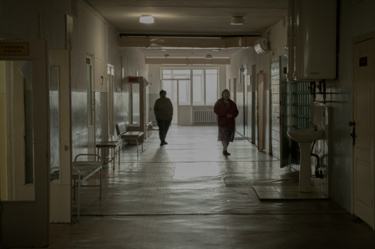 Des patients dans le hall de l'hôpital psychiatrique de Poltava, en Ukraine, le 19 mars 2025 ( AFP / Ivan SAMOILOV )