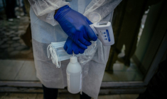Un agent de santé contrôle les visiteurs qui arrivent au laboratoire Rodolphe Mérieux, de l'Institut national de recherche biomédicale (INRB), le 19 mai 2026 à Goma, en République démocratique du Congo ( AFP / Jospin Mwisha )