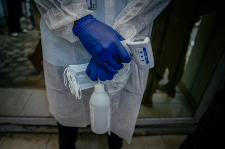 Un agent de santé contrôle les visiteurs qui arrivent au laboratoire Rodolphe Mérieux, de l'Institut national de recherche biomédicale (INRB), le 19 mai 2026 à Goma, en République démocratique du Congo ( AFP / Jospin Mwisha )