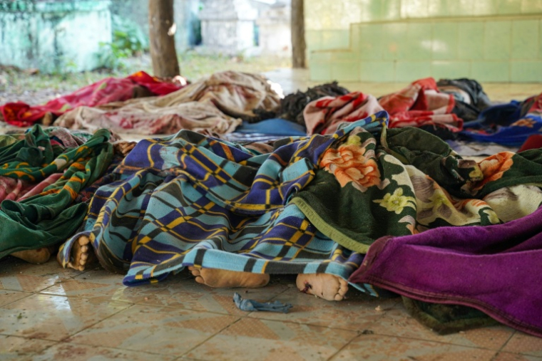 Des corps de victimes à l'hôpital de Mrauk U, après une frappe aérienne de la junte, dans d'Etat de Rakhine, le 11 décembre 2025 en Birmanie ( AFP / STR )