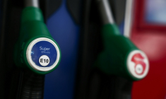 Pompe à essence distribuant du SP95-E10 dans une station-service de Marseille (sud de la France), le 10 mars 2026   ( AFP / Thibaud MORITZ )