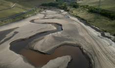 Le lit du réservoir de Woodhead partiellement révélé par une baisse du niveau de l'eau, près de Glossop, dans le nord de l'Angleterre, le 22 mai 2025 ( AFP / Oli SCARFF )