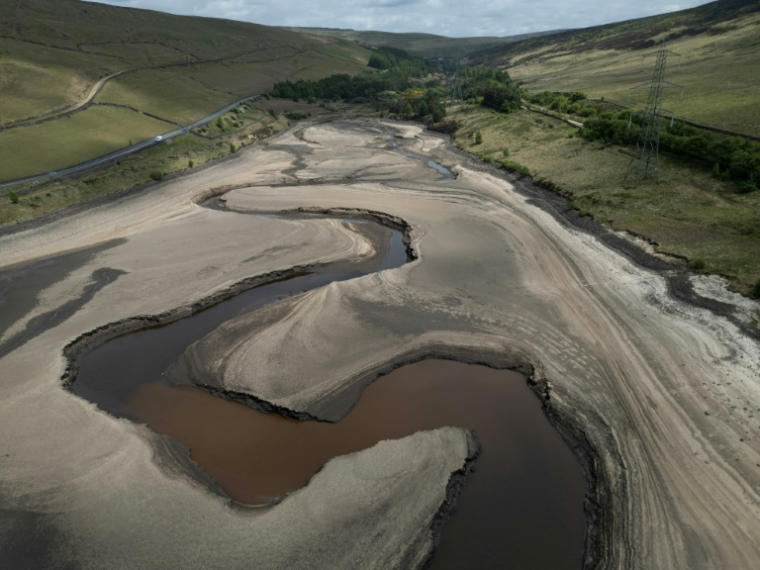 Le lit du réservoir de Woodhead partiellement révélé par une baisse du niveau de l'eau, près de Glossop, dans le nord de l'Angleterre, le 22 mai 2025 ( AFP / Oli SCARFF )