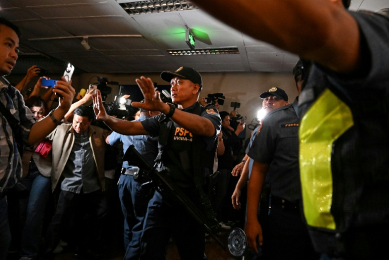 Des policiers arrivent au Sénat des Phlippines,  après des coups de feu tirés dans l'enceinte parlementaire, le 13 mai 2026 à Pasay, dans la région métropolitaine de Manille, le 13 mai 2026 ( AFP / Jam STA ROSA )