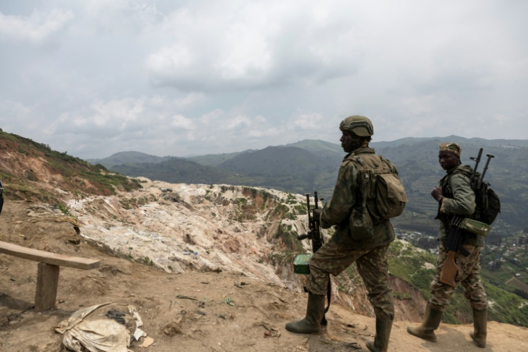 Des soldats du M23 près des mines de Rubaya, le 5 mars 2025 en RDC ( AFP / Camille Laffont )