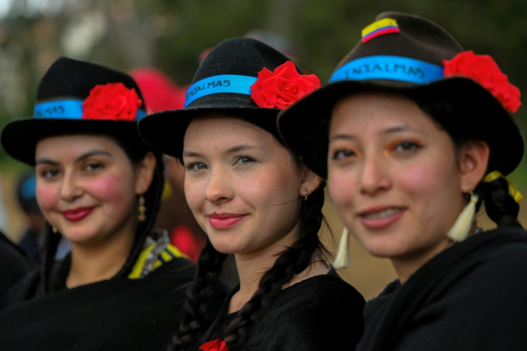 Des particpantes au tournoi annuel de football féminin "Botte, poncho et chapeau" à Jenesano, le 18 août 2025 en Colombie ( AFP / Luis ACOSTA )