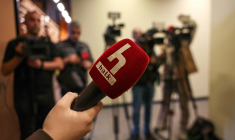 La police turque a pris le contrôle mercredi du siège de la principale télévision de l'opposition, Halk TV ( AFP / Adem ALTAN )