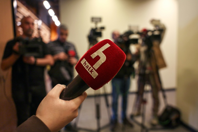 La police turque a pris le contrôle mercredi du siège de la principale télévision de l'opposition, Halk TV ( AFP / Adem ALTAN )