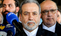 Le chef de la diplomatie iranienne Abbas Araghchi (c) lors d'une visite à Beyrouth, le 3 juin 2025  ( AFP / Anwar AMRO )