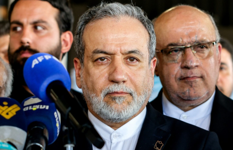 Le chef de la diplomatie iranienne Abbas Araghchi (c) lors d'une visite à Beyrouth, le 3 juin 2025  ( AFP / Anwar AMRO )