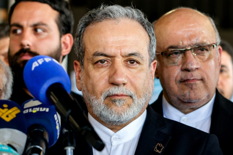 Le chef de la diplomatie iranienne Abbas Araghchi (C) lors d'une visite à Beyrouth, le 3 juin 2025 ( AFP / Anwar AMRO )