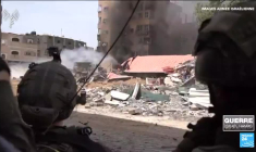 Israël bombarde la bande de Gaza, des camions d'aide humanitaire entrent dans l'enclave par l'Égypte