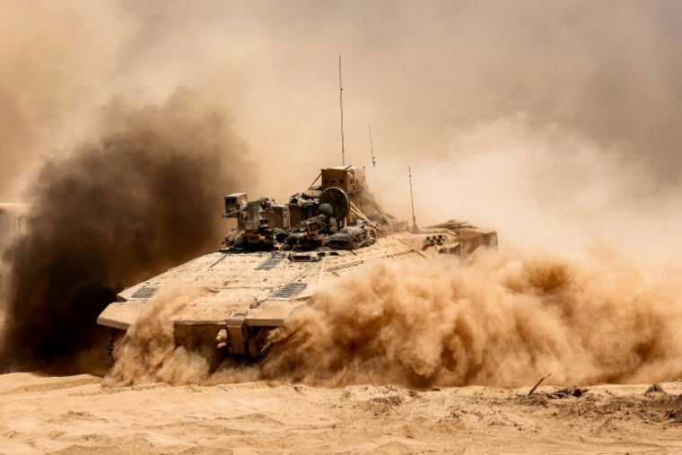 Un véhicule de combat israélien circule le long de la frontière entre la bande de Gaza et le sud d'Israël, le 29 juillet 2025 ( AFP / Jack GUEZ )
