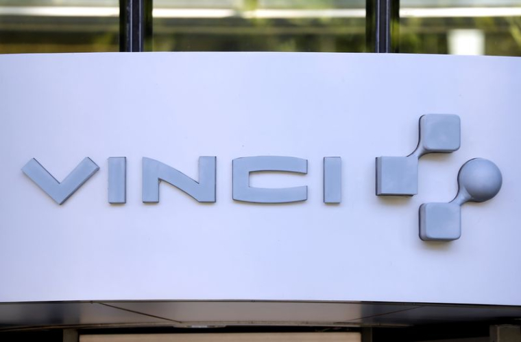 Photo d'archives du le logo de Vinci au siège de la société à Rueil-Malmaison près de Paris