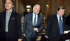 l'ancien PDG d'Elf, Loïk Le Floch-Prigent (centre) et ses avocats arrivent au Palais de justice de Paris le 4 novembre 2002 ( AFP / JACK GUEZ )